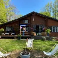 Viesnīca Chalet dans les bois -Domaine Privé-5 Etangs pilsētā Bazoches-sur-le-Betz