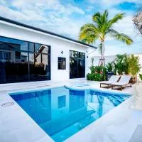Bangkok Luxury Private Pool & Jacuzzi Villa , Daily Maid, מלון בBang Bua Thong