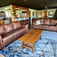 LakeView Landing - Stunning Views Overlooking Bay, hôtel à Big Arm