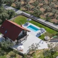 Villa in Green Estate with Heated Pool 2' from Golden Beach, hótel í Galatás