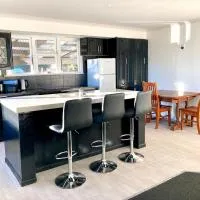 Oceans Edge Three-bed rooms spacious house in Bluff, hotel u gradu 'Bluff'