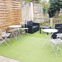 Appartement cosy 50 m2 rénové avec jardin commun，Outreau的飯店