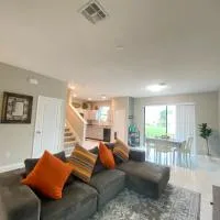 Modern Tropical Family Retreat near Legoland, Disney, Universal and Bok Towers, viešbutis Kisimyje