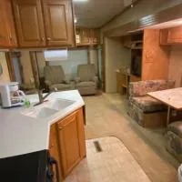 Platte-Camper in Woods w/FirePit & Hot Tub Access، فندق في Benzonia