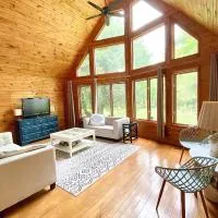 Lakefront Cottage w Grand Cabin Room, hotel a Forest