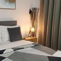 Rafina's BLUE HEART! Steps from the beach,2 min walk - WALK to Rafina main square 10 min, and Port about 15 min walk ! Ideal vacation base!, hotel v mestu Rafina