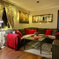 Domek Uroczy,Dom Strażaka Golubie ,niedaleko jeziora ,wedkowanie balia,sauna,kominek,ognisko, khách sạn ở Sikorzyno