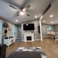 Beautiful 3 BR Near Town & Beach w King Bed, hotel near Long Island MacArthur Airport - ISP, Patchogue