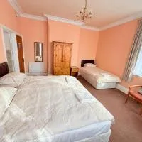 Hylands Hotel Spacious & Bright Triple Room with Ensuite Bathroom and Free Parking、ノッティンガムのホテル