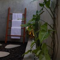 QINARA, Guesthouse Close to Diamond Beach, Nusa Penida, hotel a Polilit