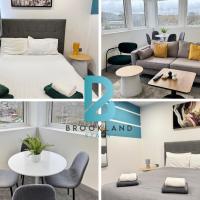 Two Bedroom Flat by Brookland Stays Serviced Accommodation Short Lets Leeds with Free WiFi, hotel cerca de Aeropuerto internacional de Leeds Bradford - LBA, Yeadon