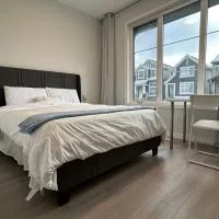 Sunny Queen-size Bedroom with Private Bath in Brand New House, hotelli kohteessa Calgary
