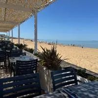 Acadie Saint Victor - Hôtel restaurant -Face mer- Châtelaillon plage, khách sạn ở Châtelaillon-Plage