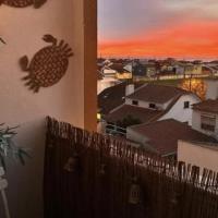1 Bedroom SeaView Apart with private balcony, 5 min from beach Costa da Caparica, hotel en Costa da Caparica