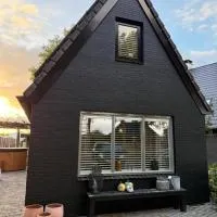 Het kleine huisje met Hottub, hotell i Emmen