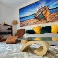 Renovated and air-conditioned 2-bedroom apartment with terrace, hotel sa Saint-Paul-de-Fenouillet