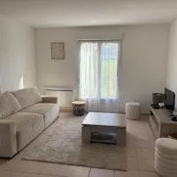 La petite maison 7 pers proche nigloland au calme, hotel v destinaci Buchey