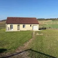 La petite maison 7 pers proche nigloland au calme, hotel a Buchey