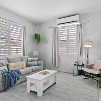Town Treasure - Walkable - King Bed - AC, ξενοδοχείο κοντά στο Christiansted Harbor Seaplane Base - SSB, Κρίστιανστεντ