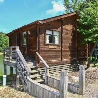 Forest Lake Camping Resort Lakefront Cabin 8, hotel sa Freewood Acres