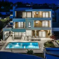 Luxury Villa del Sol - heated Pool & Hot tub, hotel v destinaci Premantura