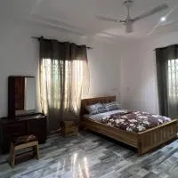 5 Bedroom House Sleeps 12 -Balcony -Hired security, готель у місті Аккра