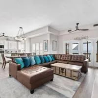 Jaw-dropping bayfront home with panoramic water views, boat slip, and cowboy pool, hotel u gradu Galvestoun