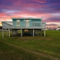 Beach Bungalow with Gorgeous Deck, Close to Beach, hotel Surfside-ban