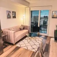LuxCondo in the Downtown Kitchener Uptown Waterloo, khách sạn ở Kitchener