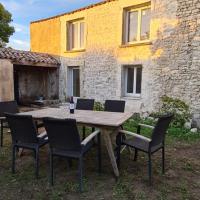 Maison Typique - La Rochelle - île de ré -, hotel near La Rochelle - Ile de Re Airport - LRH, La Rochelle