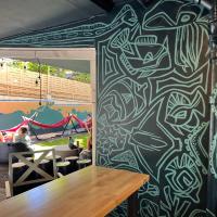 Polynesian Hostel Beach Club, kh&aacute;ch sạn ở Honolulu