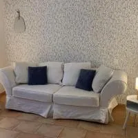 Chambre et salon 4 personnes, salle de bains et WC privés -sans cuisine- dans maison provençale chez l'habitant, hotell sihtkohas Château-Arnoux-Saint-Auban