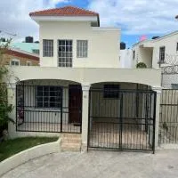 Espacioso Casa en Puerto Plata cerca de La Playa 4 camas 3 baños Agua caliente Aire condicionado Wi-Fi, hotell i Puerto Plata
