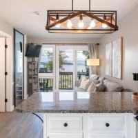Lake Winni Condo - Beach, Concerts and Views for miles、ギルフォードにあるLaconia Municipal - LCIの周辺ホテル