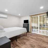 Modern Home with Fast WiFi & Private Patio, hotel en Pittsfield