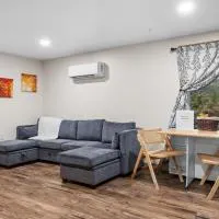 Modern Home with Fast WiFi & Private Patio – hotel w mieście Pittsfield