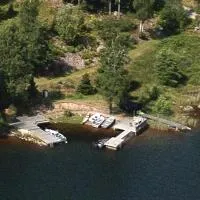 Accommodation near lake and forest including rowing boat, hotel em Tranås