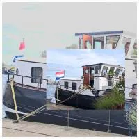 B&B Teddy "Prachtig authentiek woonschip uit 1912, 15 minuten van Amsterdam", hotell i Wormer