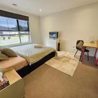 Ensuite Homestay 30 mins drive from the Airport, hotel i Rockbank