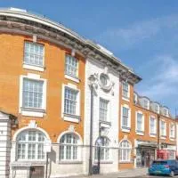 Charming 1 Bedroom Flat in the Heart of Uxbridge, hotel i Uxbridge