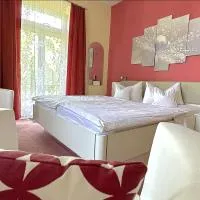 HOTEL YOGA JASMIN ehemals Hotel Eberhardt-Burghardt, хотел в Баденвайлер