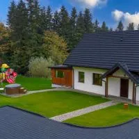Leśne Zacisze - dom na wsi z grotą solną, sauną oraz balią ogrodową, hotel a Kamionka Wielka