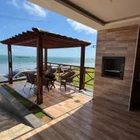 Casa da Maré Pé na areia Suítes climatizadas e deck vista mar, hotel em Icapuí
