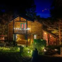 Viesnīca Crabapple-Secluded cabin with pond creek access, hot tub, fire pit in Blue Ridge pilsētā Morganton