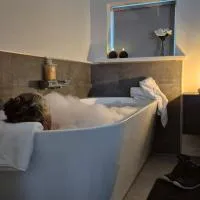 Dalerheugte Drenthe B&B Wellness 6 met romantisch bad en ontbijt à la carte op de kamer โรงแรมในDalerveen