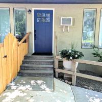 Parkside Perch with King and Queen beds, hotel near Ontario Municipal Airport - ONO, Ontario