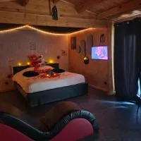 LE SECRET LOVE ROOM Jacuzzi privatif โรงแรมในSaint-Aigulin