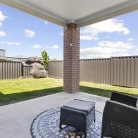 Family Retreat with Garden and Parking, hotel near Melbourne Airport - MEL, Melbourne