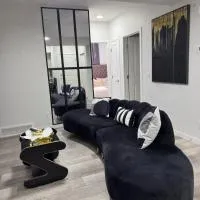 Luxury Haven by Kc & Flo, hotell i Calgary