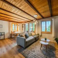 Mountain Apartment - Hot Tub & Sunset Views, hotel em Axalp